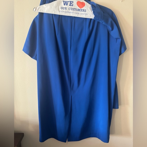 Skirt suit. - Picture 4 of 6